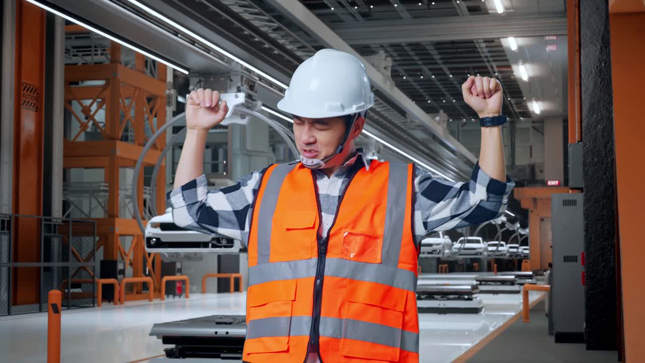 축하하는 행복한 공장 노동자