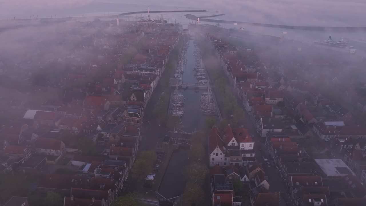 Kościół w mieście Harlingen we mgle o świcie, Holandia