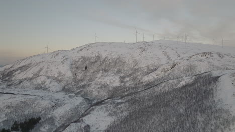 Aerogeneradores-De-Energía-Renovable-En-La-Cima-De-La-Montaña-Nevada