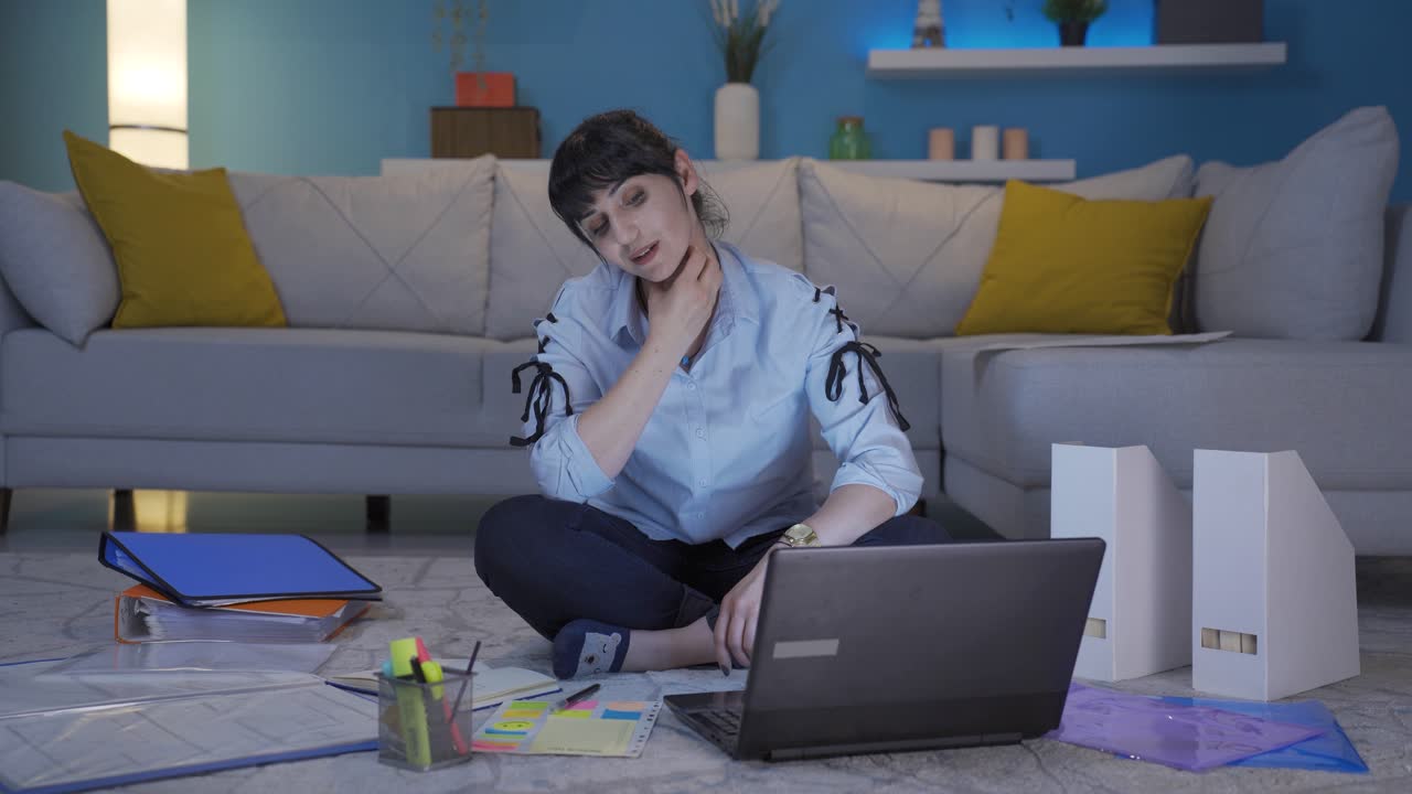 trabajadora de oficina en casa, mujer estresada y reflexiva.