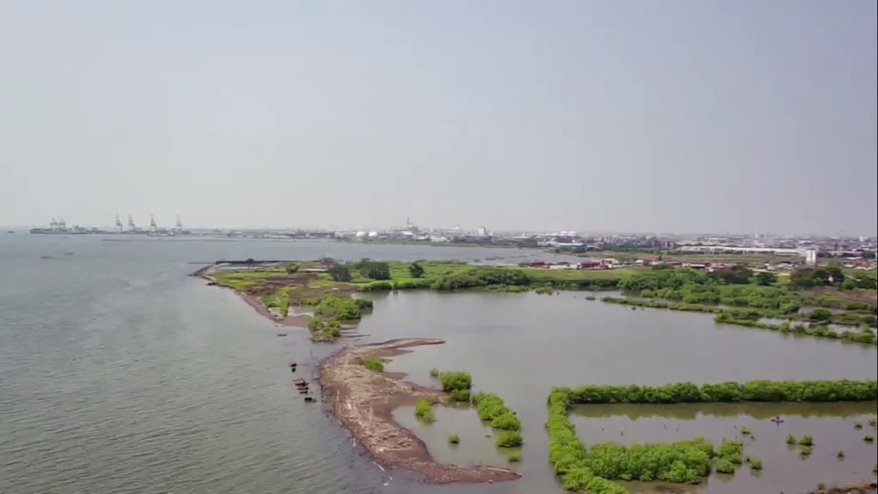 Ripresa in tilt-up della spiaggia di Baruna situata a Semarang Nord, Giava Centrale, Indonesia