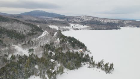 Imágenes-Aéreas-De-Un-Lago-Congelado-Y-Montañas-En-Maine.