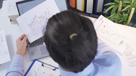 Analista-Profesional-Analizando-Y-Leyendo-Gráficos-Financieros.