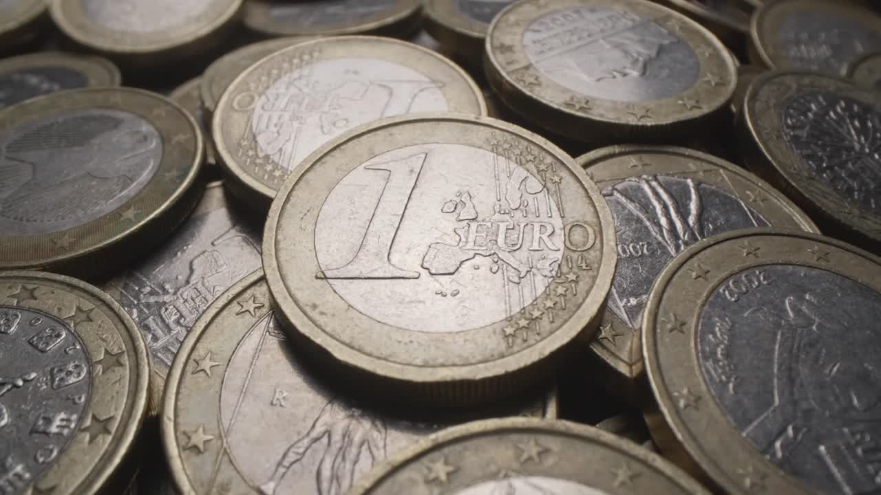 muchas monedas de un euro sobre la mesa