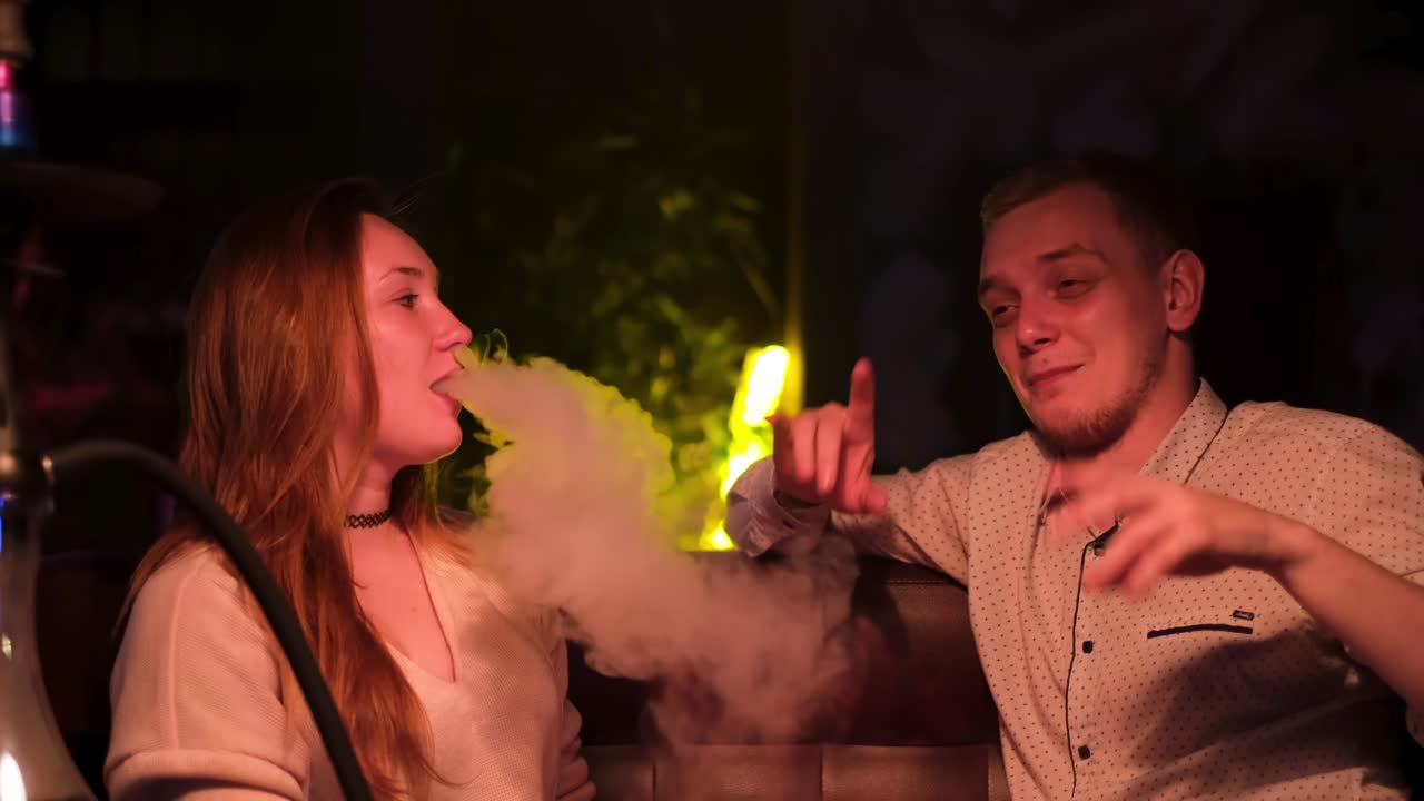 커플 이 밤 에 카페 에서 호카 를 즐기고 있다