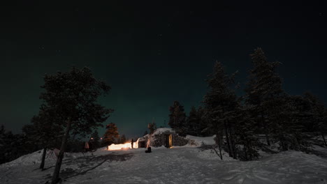 Gente-Mirando-La-Aurora-Boreal