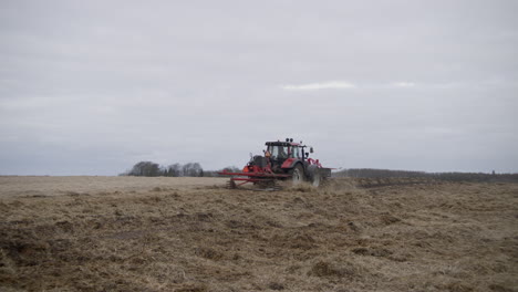 Harvest-of-danish-carrots-with-heavy-machinery