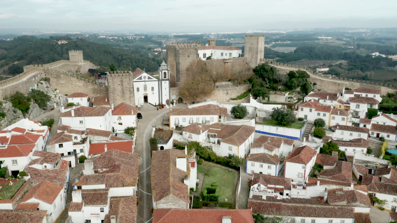 Città all'interno delle mura del castello a Óbidos, Portogallo di giorno - Ascesa aerea