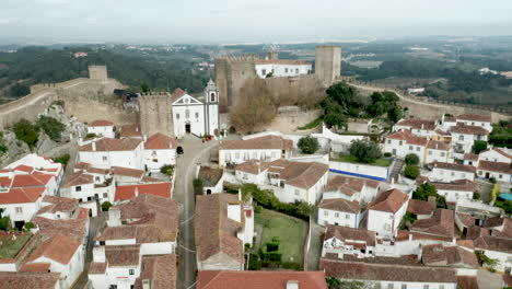 Stadt-Innerhalb-Der-Burgmauern-In-Obidos,-Portugal-Bei-Tag---Luftaufstieg