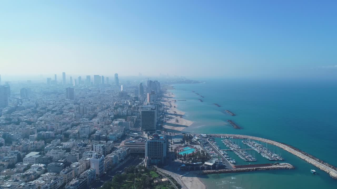 el horizonte de israel desde un avión no tripulado. vista aérea panorámica sobre la costa de tel aviv ciudad moderna y de negocios con hoteles, costa y playa. horizonte de oriente medio