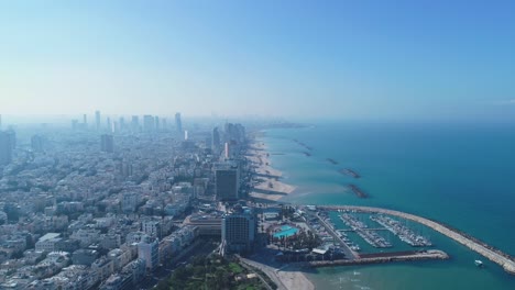 el horizonte de israel desde un avión no tripulado. vista aérea panorámica sobre la costa de tel aviv ciudad moderna y de negocios con hoteles, costa y playa. horizonte de oriente medio