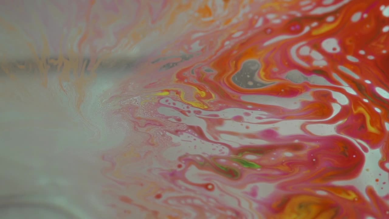 Arte Fluido Abstracto Vibrante con Colores Rosa y Naranja Arremolinados.