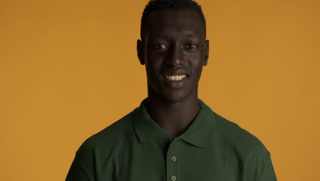 hombre afroamericano feliz con fondo amarillo.