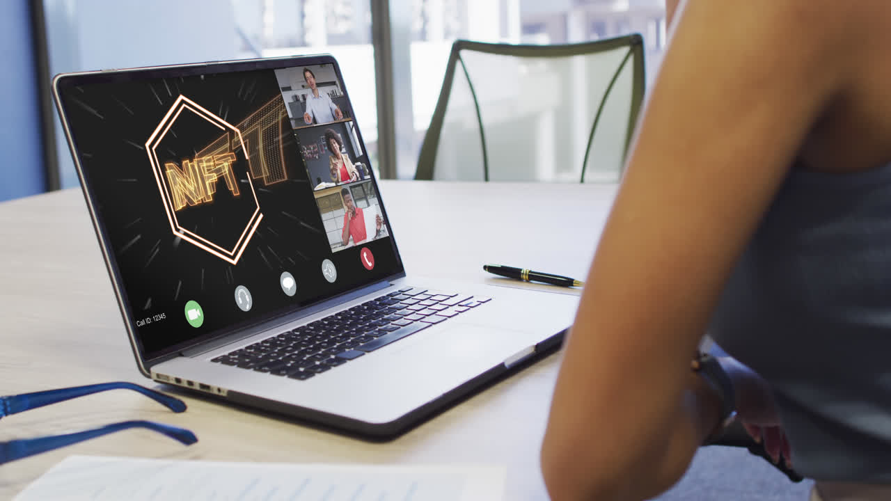 video de una mujer biracial haciendo una videollamada con sus compañeros de trabajo