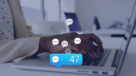 animación de iconos de redes sociales sobre la sección media de una mujer afroamericana usando una computadora portátil en la oficina.