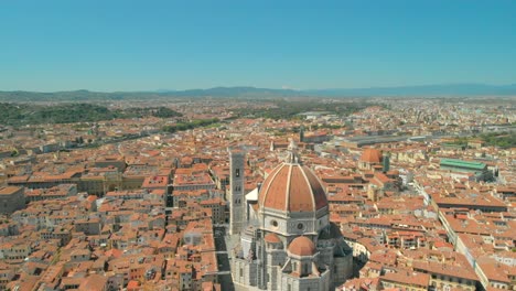 Aerial-of-Florence-and-its-Cathedral---Santa-Maria-Del-Fiori,-in-Italy