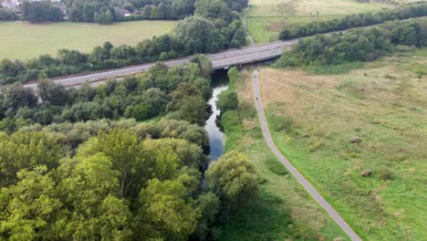 Antenne-Entlang-Great-Stour-Mit-Zweispuriger-A2-Overhead