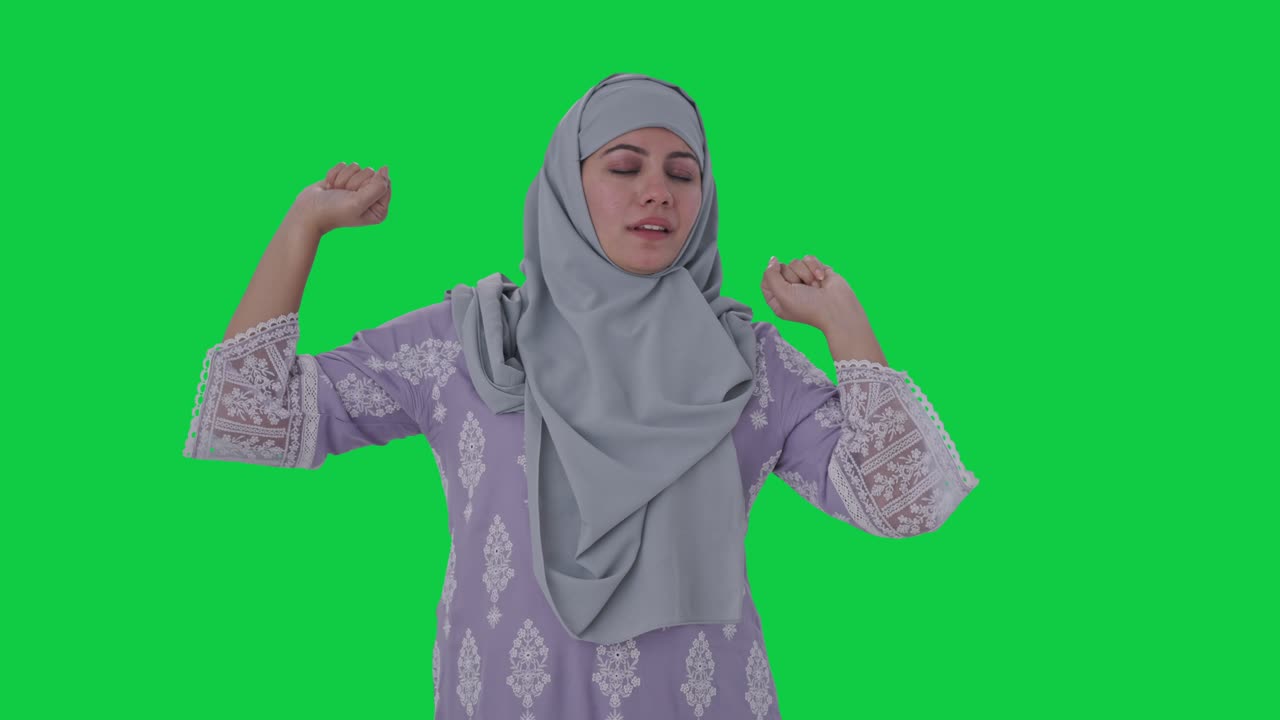 졸고 피곤한 무슬림 여성 녹색 화면