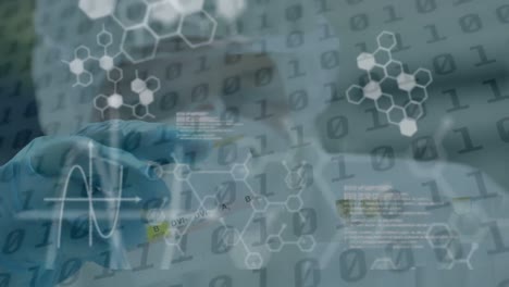 animación del procesamiento de datos sobre un trabajador caucásico con traje de seguridad