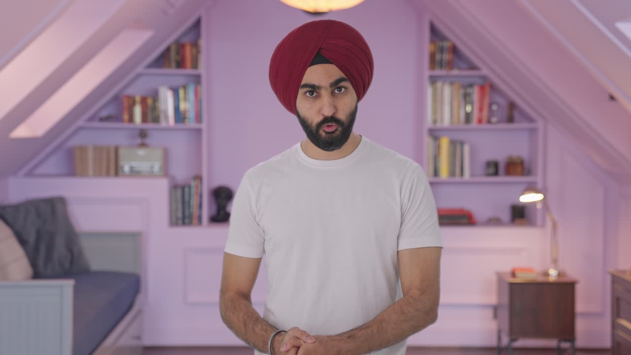 un hombre indio sikh hablando en serio.