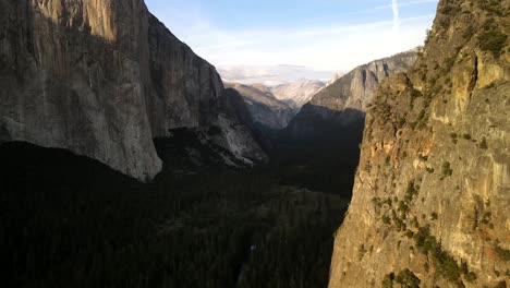 Drohnenaufnahmen,-Luftaufnahmen-Und-Filmaufnahmen-Zeigen-Die-Yosemite-Landschaft-Und-Gipfeln-In-Den-Letzten-Momenten-Des-Filmmaterials-In-Einem-Malerischen-Horizont