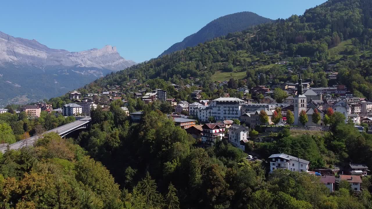 inclinación aérea desde el pueblo alpino de saint gervais les bains hasta el río bon nant