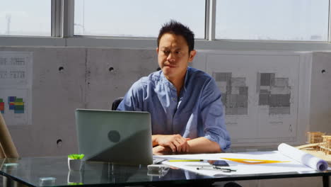 노트북 컴퓨터를 사용하는 사업가 위에 디지털 아이콘의 네트워크의 애니메이션