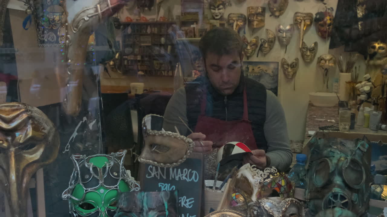 fabricante de máscaras venecianas en el trabajo