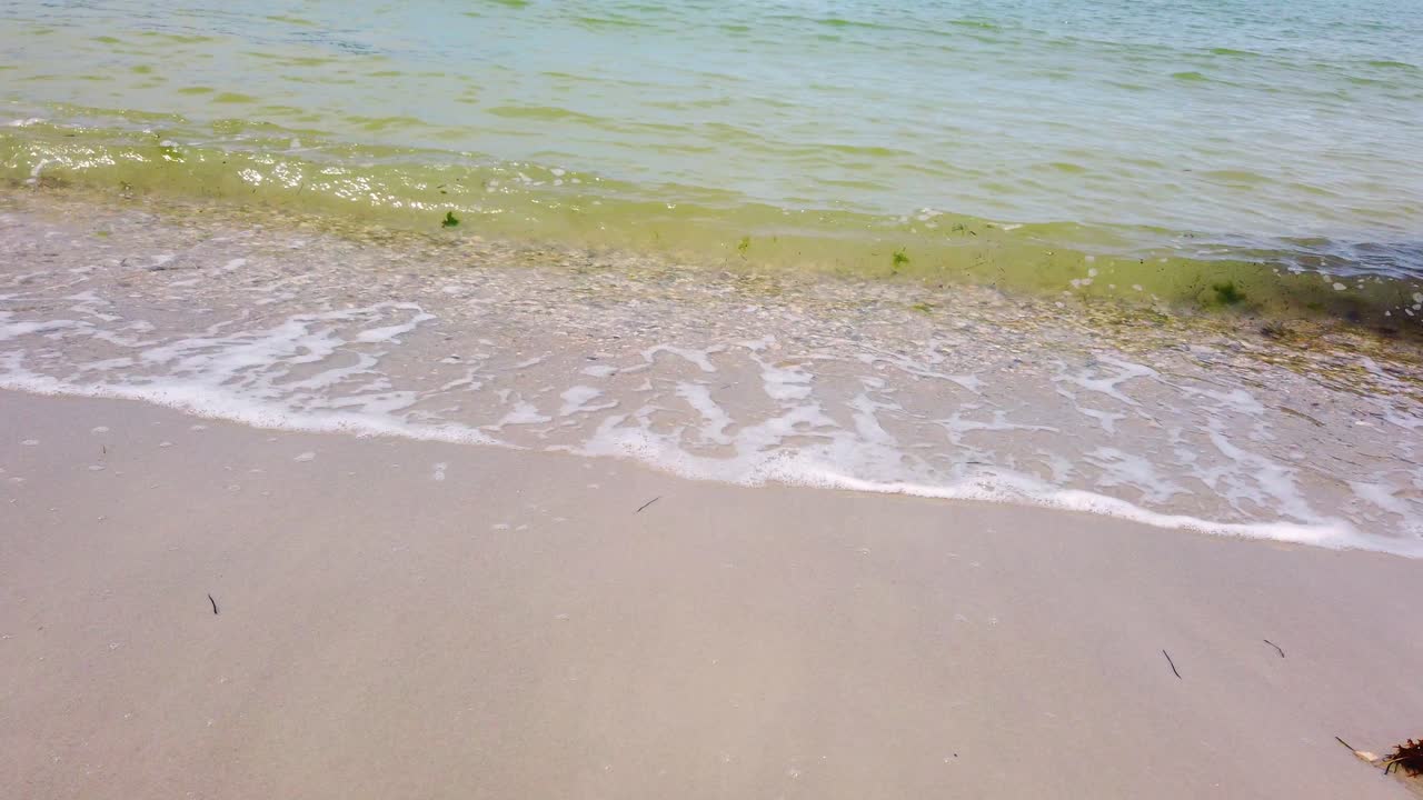 모래사장에 천천히 부딪치는 파도