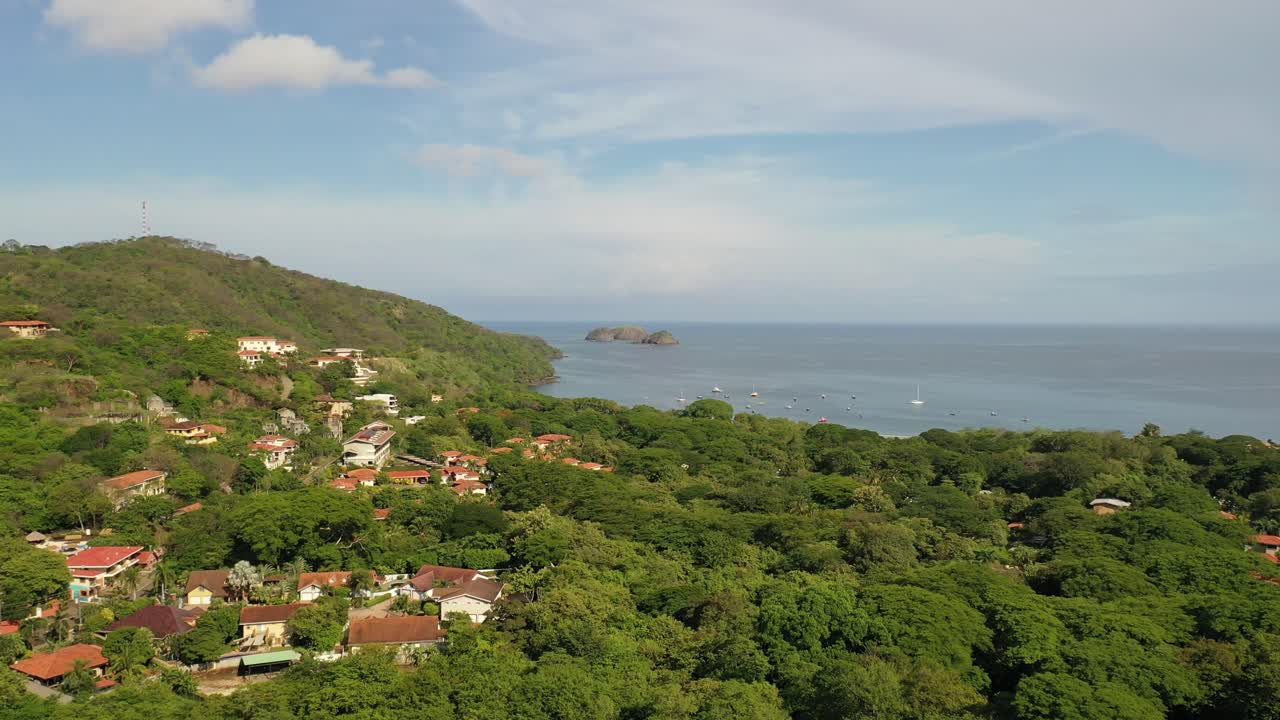 Il drone ascende sopra le case intorno a Playa Hermosa, Regione del Guanacaste, Costa Rica.