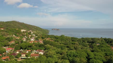 Drone-Asciende-Sobre-Casas-Alrededor-De-Playa-Hermosa,-Región-De-Guanacaste,-Costa-Rica