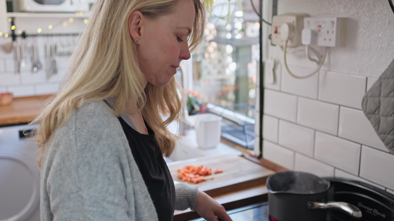 mujer cocinando en la cocina