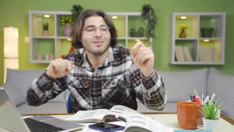 joven alegre disfrutando de bailar usando el teléfono.