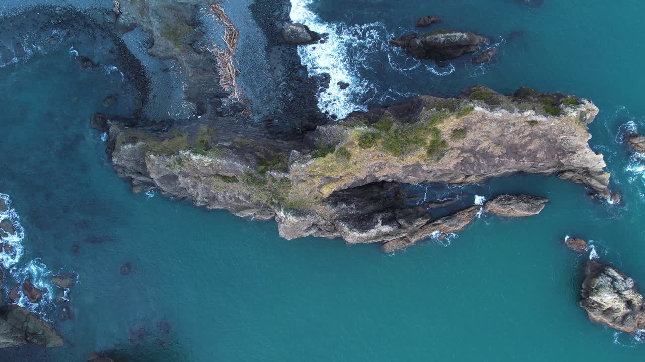 vista aérea de la costa rocosa y las olas del océano