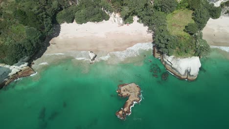 Waves-rolling-into-Cathedral-Cove-beach-in-Hahei,-New-Zealand