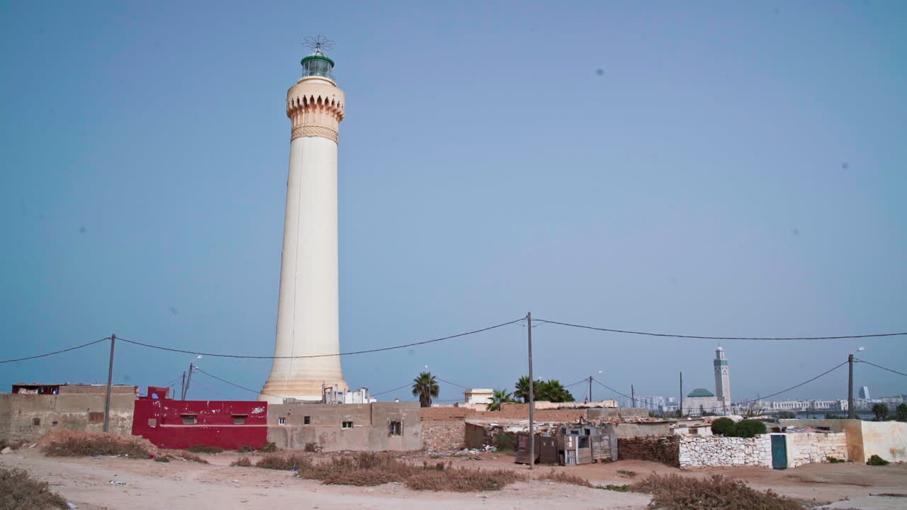 Faro e villaggio di baracche a Casablanca, Marocco.