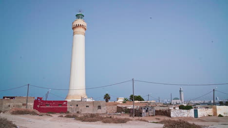 faro e villaggio dei bassifondi a casablanca in marocco