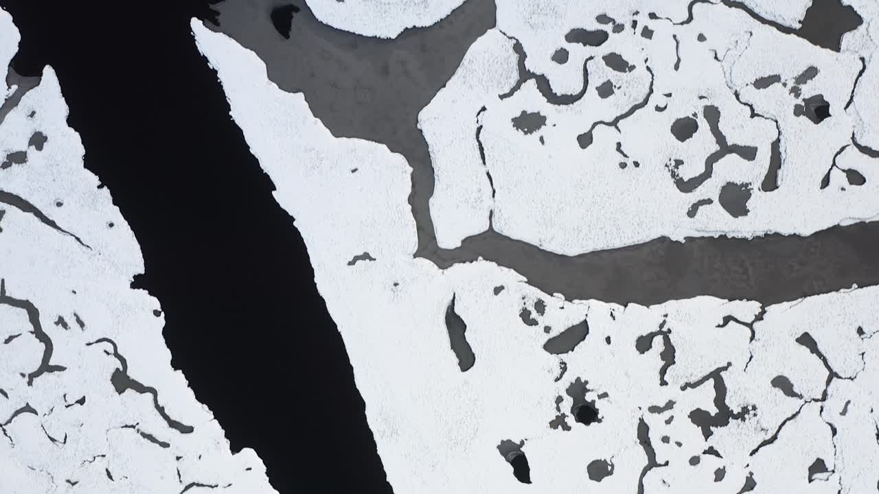 vista aérea de un avión teledirigido que sigue los meandros del río nevado gress en las hébridas exteriores de escocia