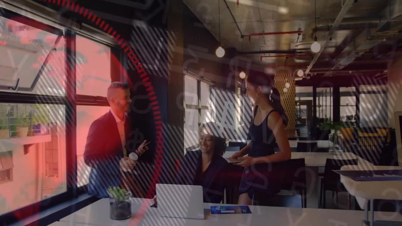 Donna del team appoggiata che mostra un tablet seduta, visualizzando un HUD del laptop che scorre sugli schermi per una revisione aziendale