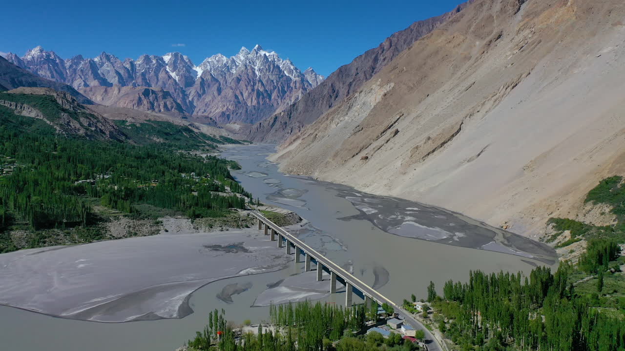 pintoresca vista aérea de montaña de un puente que cruza el pintoresco río hunza en pakistán