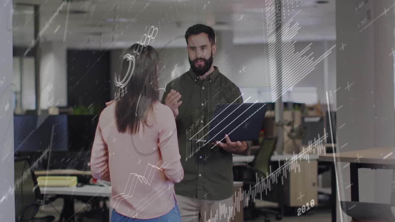 animación de la interfaz con el procesamiento de datos sobre diversos hombres y mujeres que discuten en la oficina.