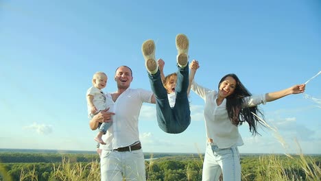 familia feliz al aire libre