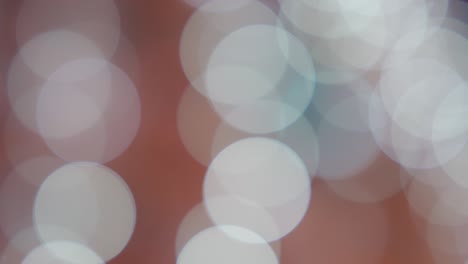 희미한 색 크리스마스 트리 조명과 장식 보케 배경