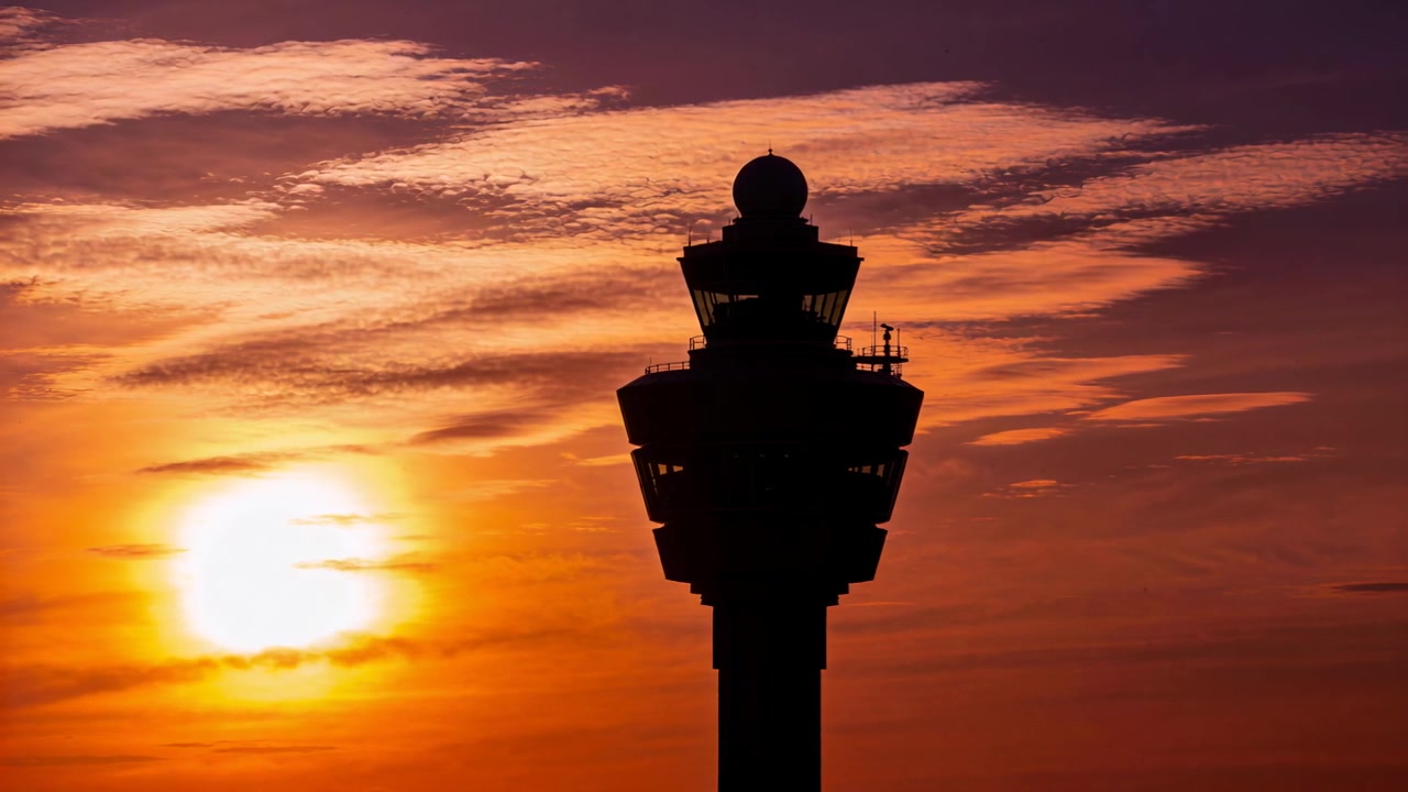 Torre de controle de aeroporto em silhueta com radome e cabine no horizonte do aeroporto, sol se pondo
