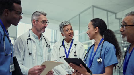 médicos, reuniones y atención médica con trabajo en equipo