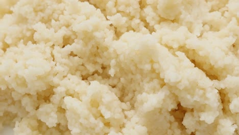 cous cous servido en el plato slow tilt close-up 4k 3840x2160 30fps video uhd - sabrosa semolina del norte de áfrica preparada y servida en el plito 4k 2160p imágenes de inclinación
