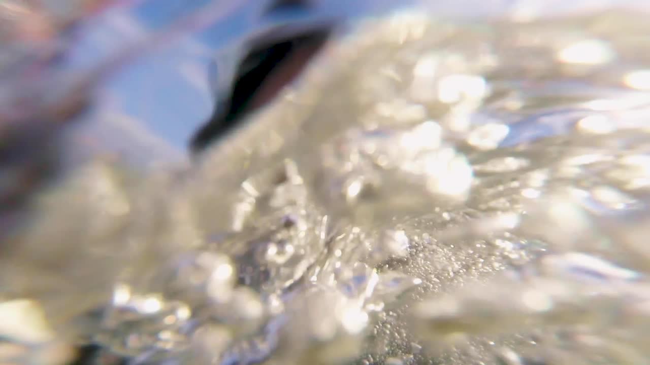 흰색 헬멧을 쓴 서퍼