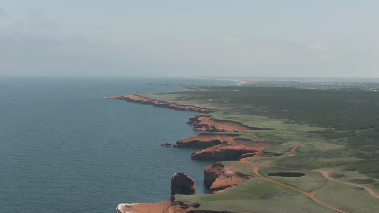 impresionante paisaje de las islas magdalen con exuberantes campos verdes y bosques junto al golfo de san lorenzo en el norte de quebec, canadá