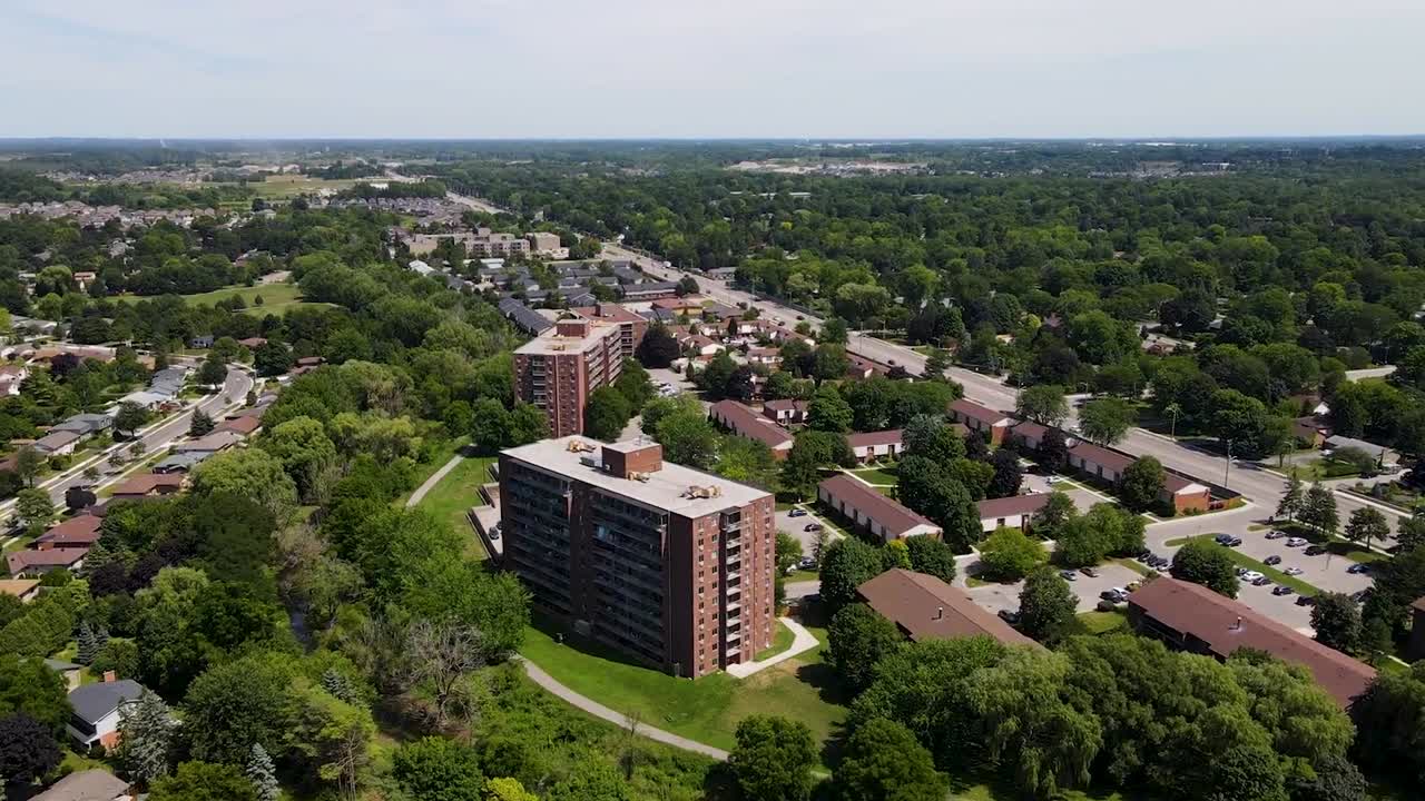 화창한 날 런던의 아파트 건물 주변을 선회합니다.