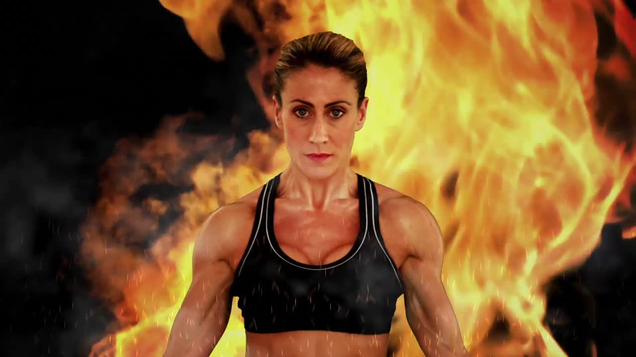 женщина сгибает бицепс.